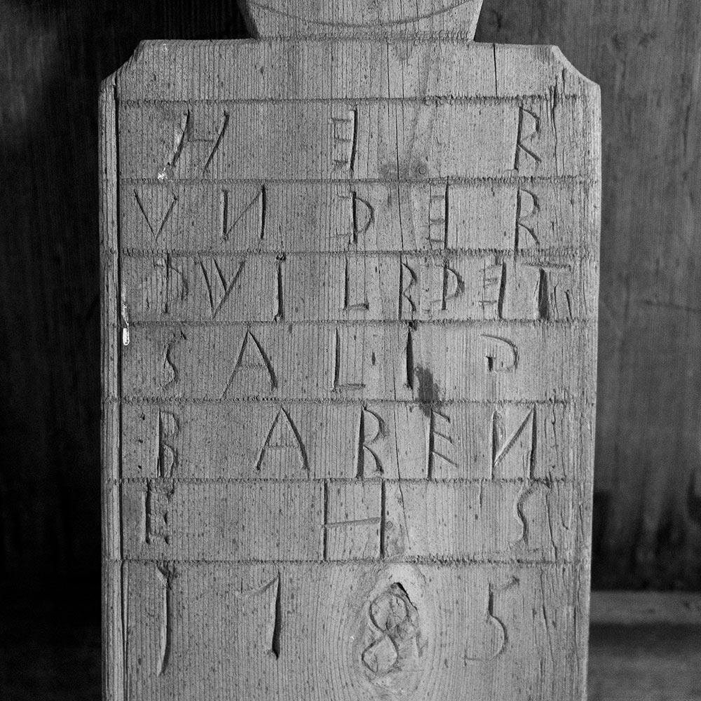 gravminne i tre - Reinli stavkirke