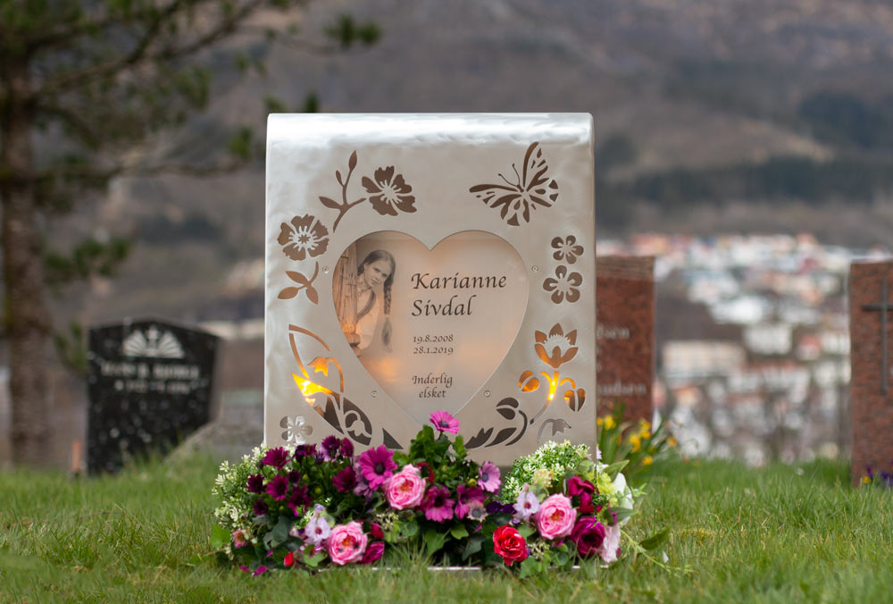 skrift på gravstøtte