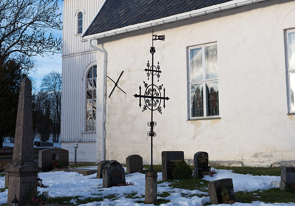 1000x700-Lorenskog-gravminne-jernkors-20160130-lorenskogkirke_6761