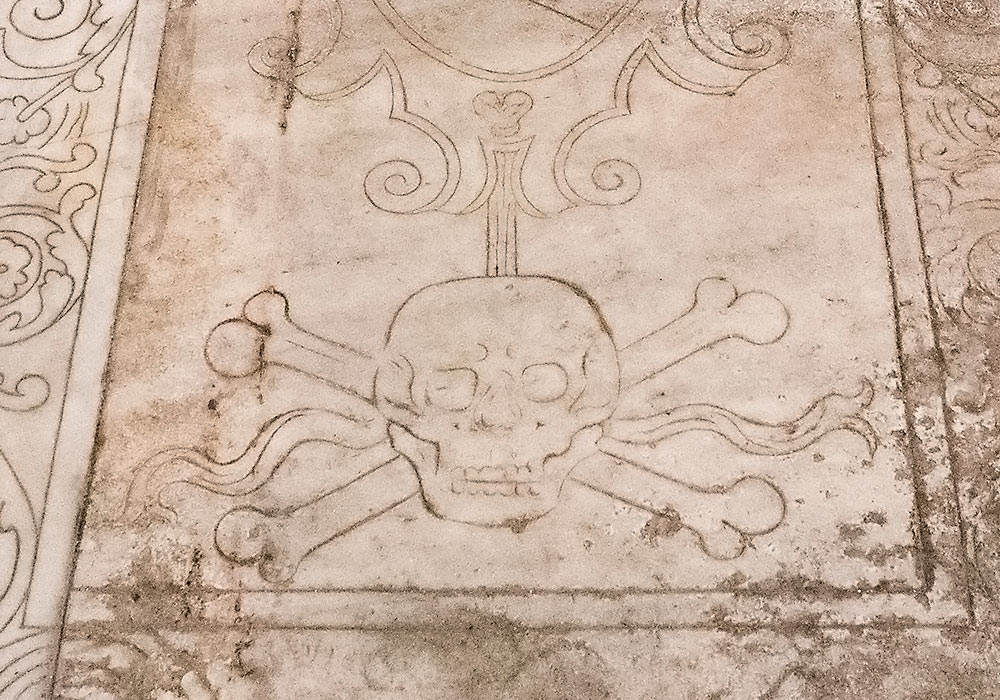 hodeskalle på gravminne