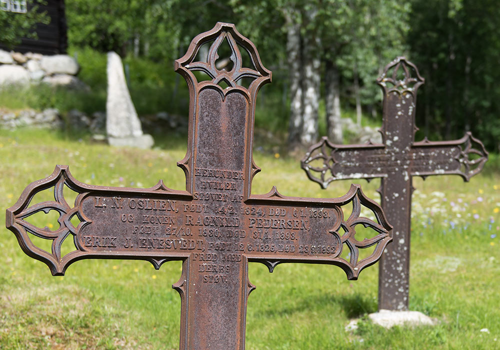 Gravminner (jernkors) ved Uvdal stavkirke.
