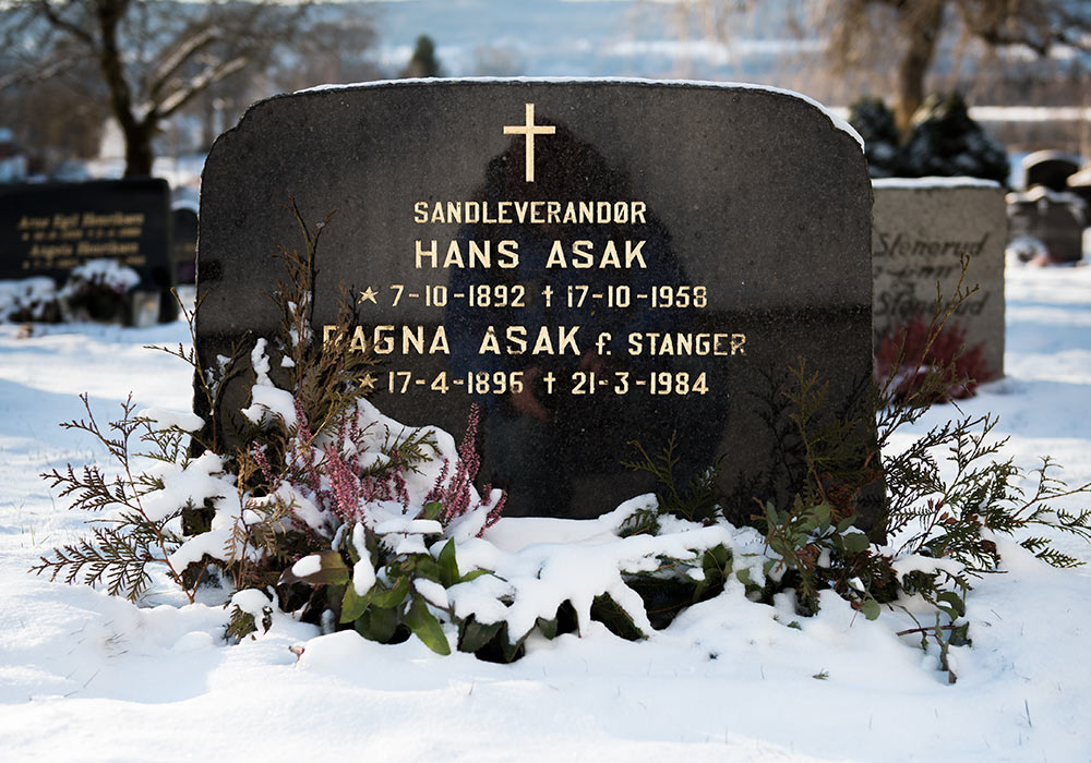 skrift på gravstøtte