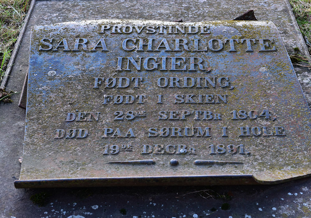 Graven til «provstinde» Sara Charlotte Ingier, født Ording, på Skedsmo kirkegård