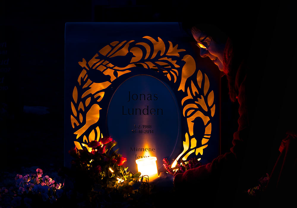 gravstøtte rustfritt stål - med gravlykt