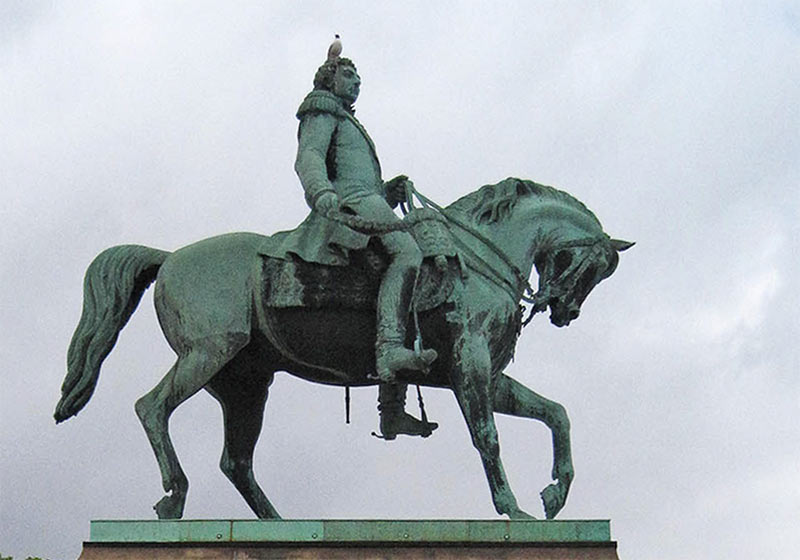 Rytterstatuen av kong Karl Johan på Slottplassen i Oslo
