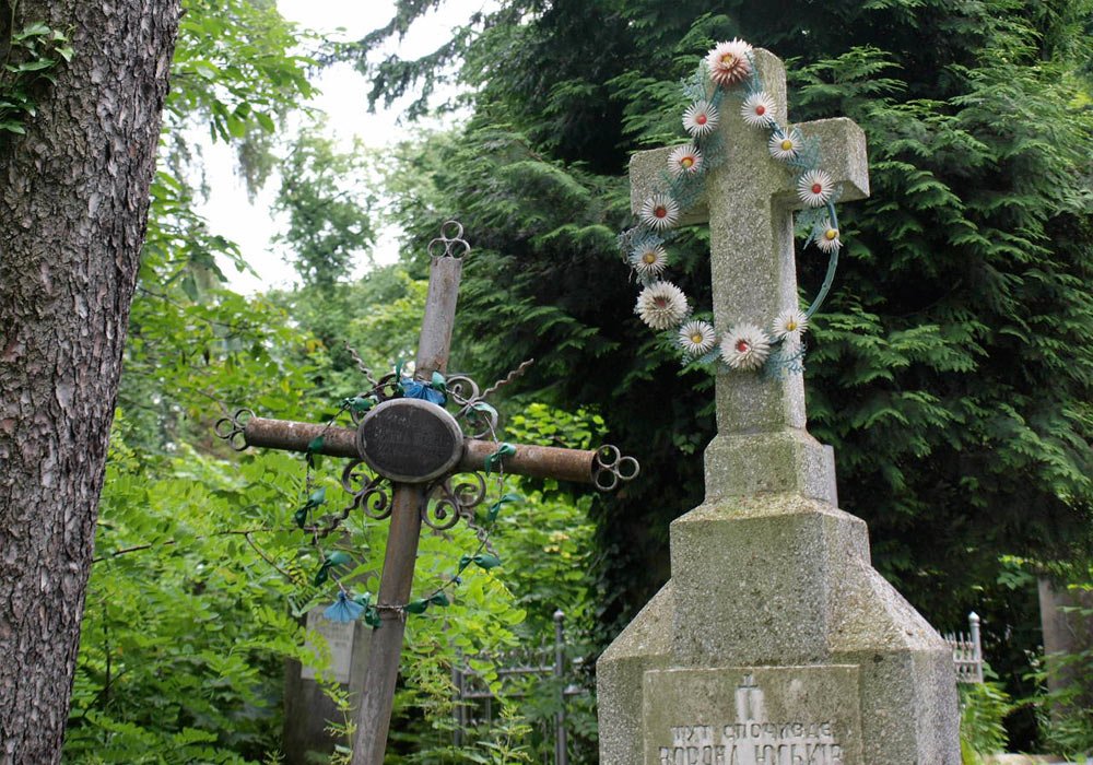 Gravminne på kirkegård i Lviv i Ukraina