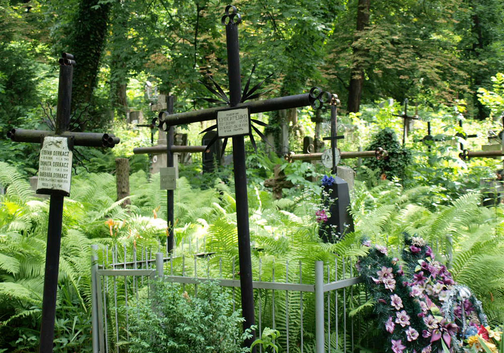 Gravminne på kirkegård i Lviv i Ukraina