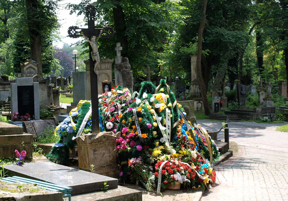 Gravminne på kirkegård i Lviv i Ukraina