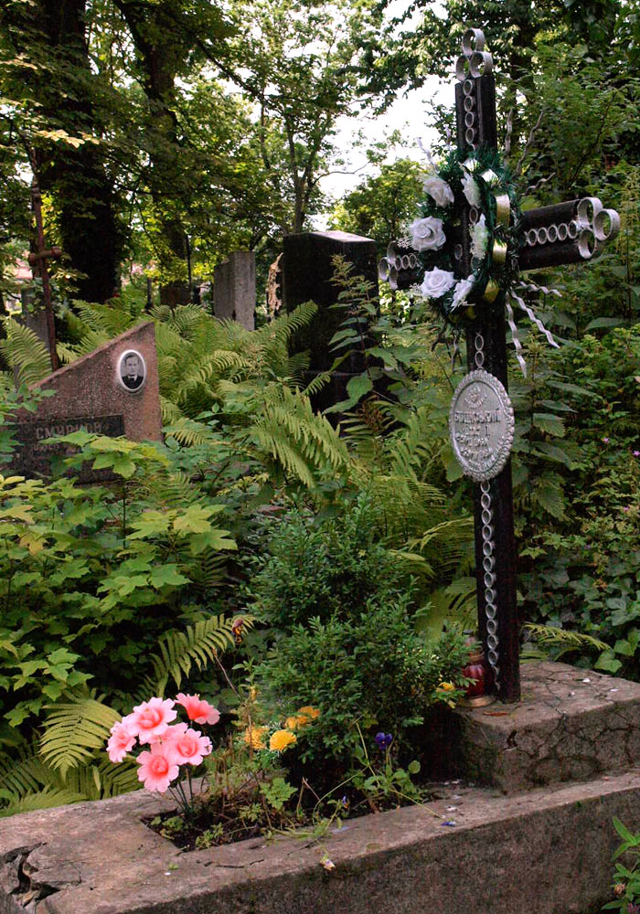 Gravminne på kirkegård i Lviv i Ukraina