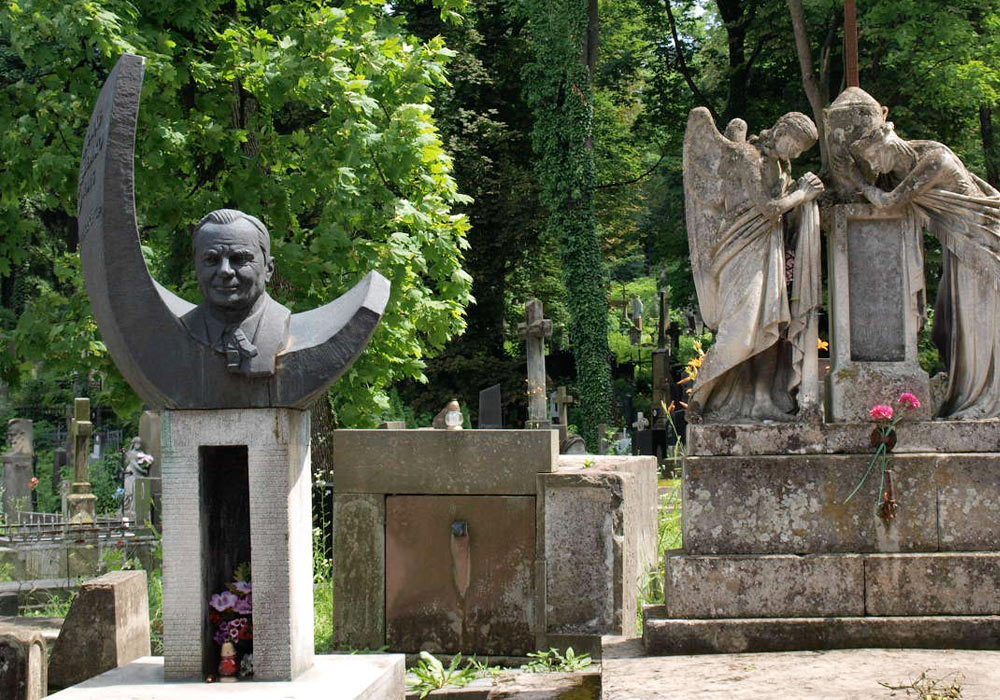 Gravmonument på kirkegård i Lviv i Ukraina